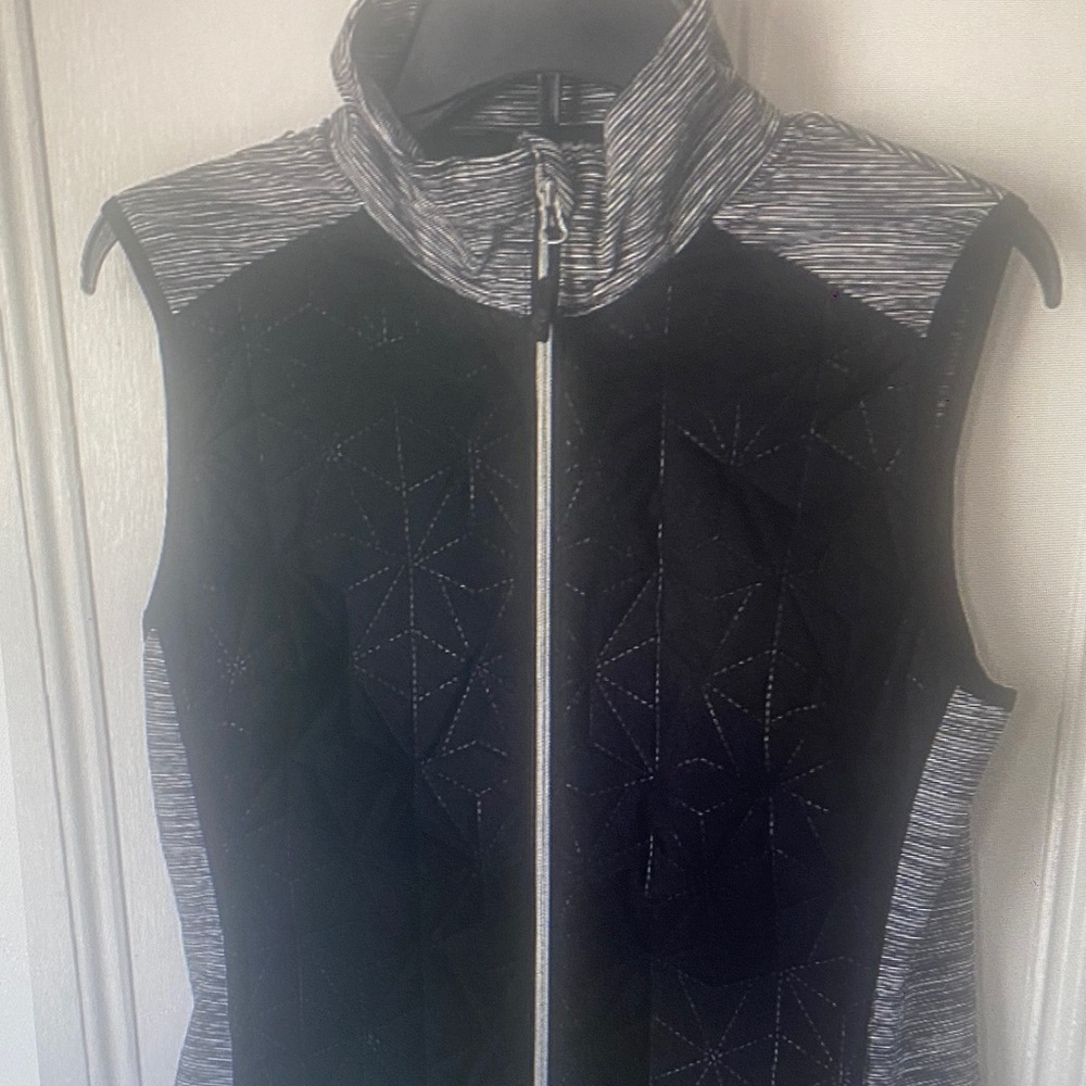 NVO Sport Women’s Black Quilted Geometric Next Size Medium